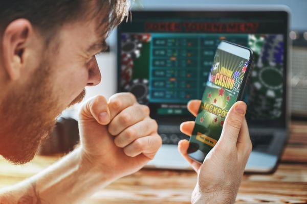 Pengguna menikmati taruhan olahraga dan live casino dengan antarmuka ramah mobile di satset189